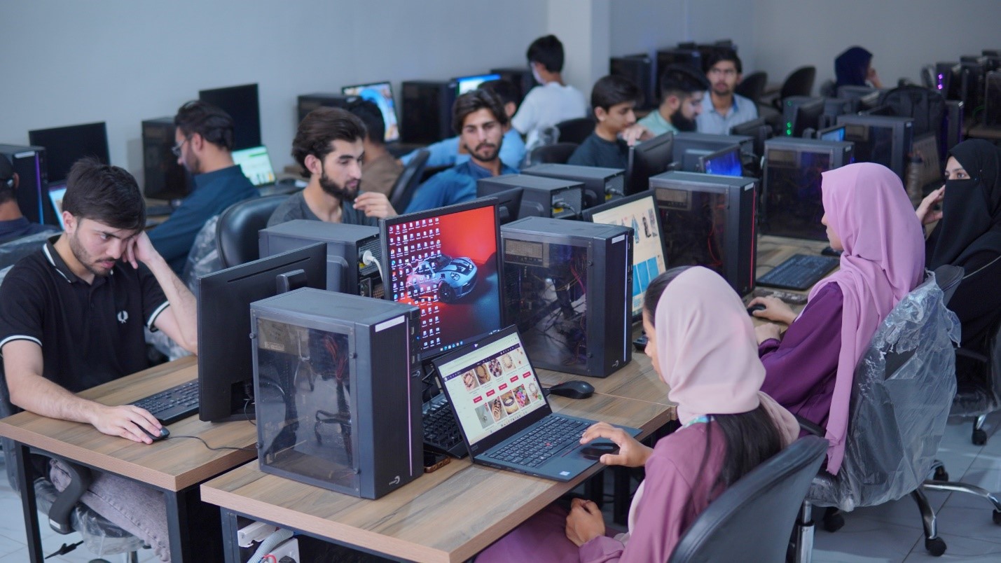 UOR students working in a computer lab while balancing academic pressure in university and coursework responsibilities.